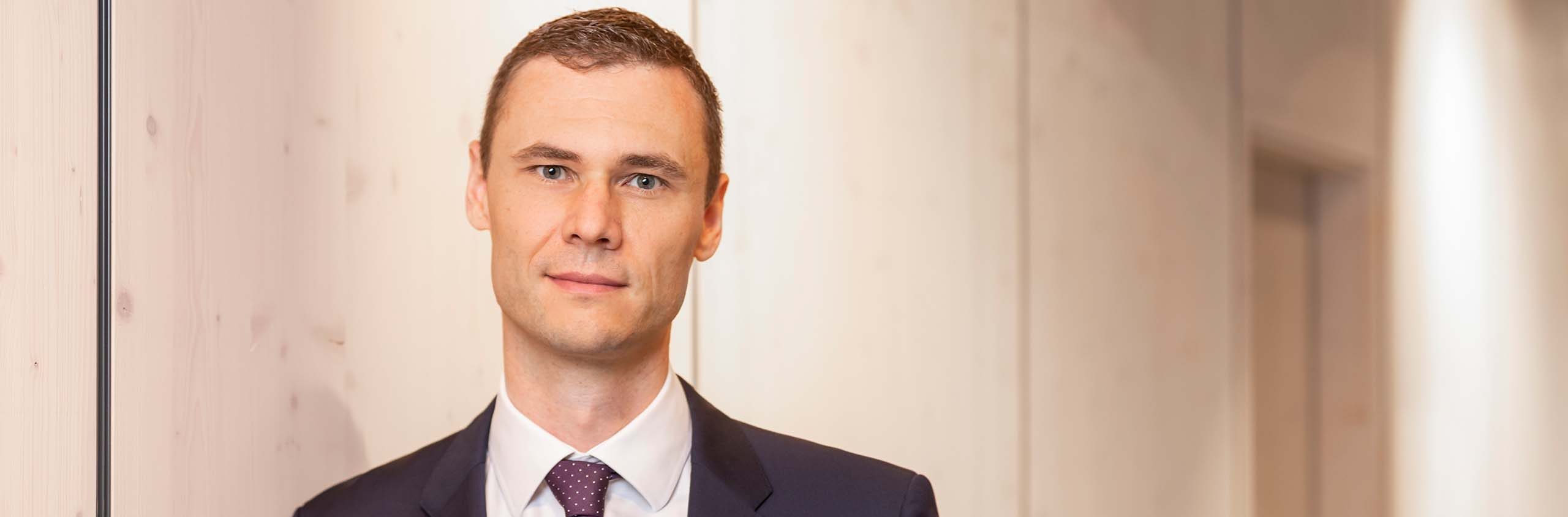 Dr. Bernd Kissling - Anwalt für Erbrecht und Vorsorge mit Blick in die Kamera