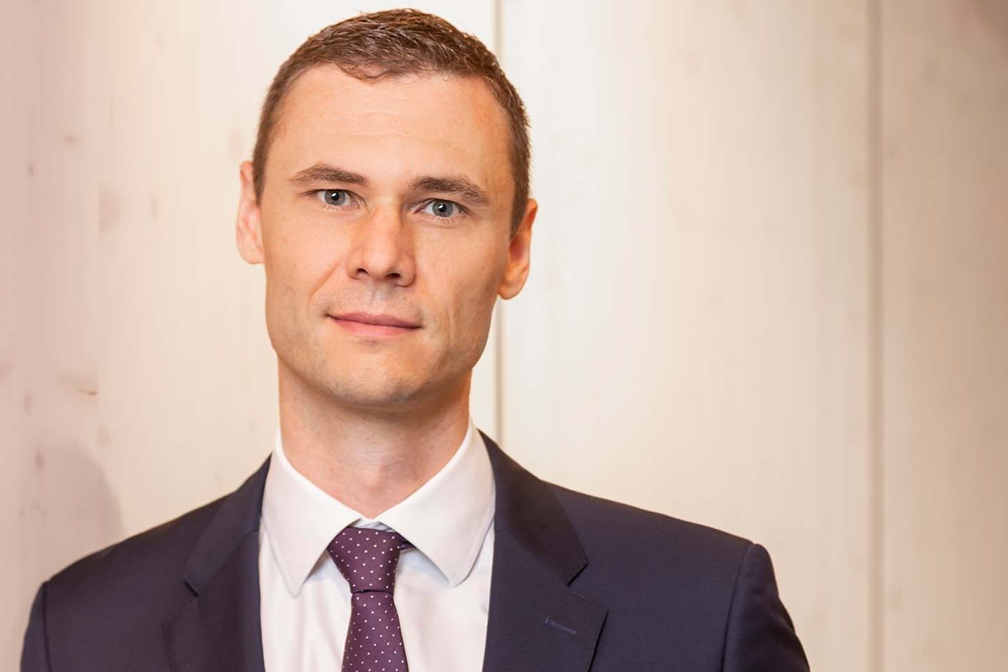 Dr. Bernd Kissling - Anwalt für Erbrecht und Vorsorge mit Blick in die Kamera