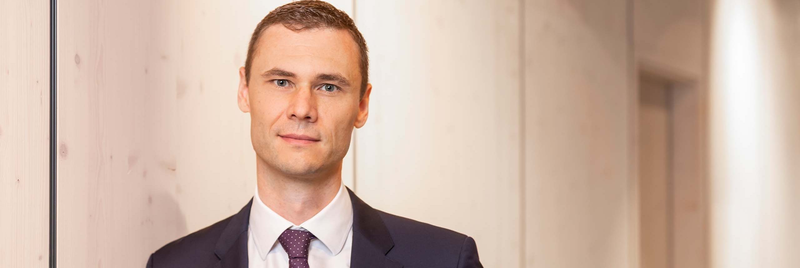 Dr. Bernd Kissling - Anwalt für Erbrecht und Vorsorge mit Blick in die Kamera